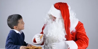 快乐的孩子给圣诞老人带来饼干50帧/秒