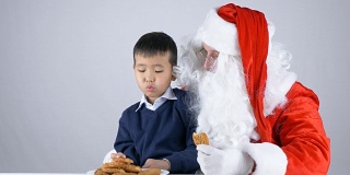 孩子告诉圣诞老人他想要的圣诞礼物50帧