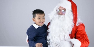 一个孩子拥抱圣诞老人50帧/秒