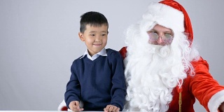 圣诞老人给孩子一个平板电脑50帧/秒