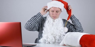 一个年轻人戴着胡子和圣诞帽，每秒50帧