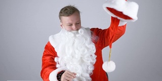 一个穿着圣诞老人服装的年轻人以50帧每秒的速度脱掉他的帽子