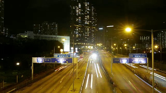 香港市中心晚上的交通状况，左平移时间推移。