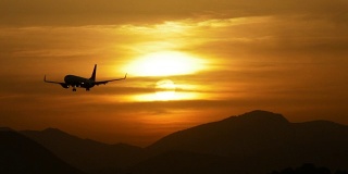 日落时飞机在太阳前面飞过