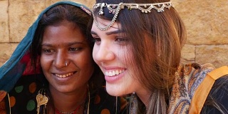 游客和一个印度吉卜赛女孩，印度杰萨尔默