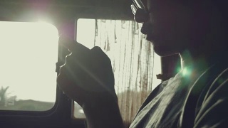 年轻的亚洲男人在车里发短信视频素材模板下载