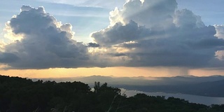 在泰国Khao Yai Thiang山的视角下，镜头在夕阳下平移。