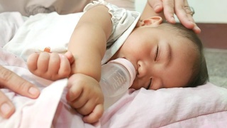宝宝喝着奶瓶睡觉视频素材模板下载