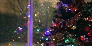 圣诞树装饰照明和冬季暴风雪的Cinemagraph