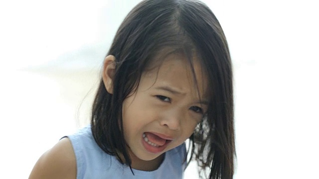 在房子里哭泣的亚洲小女孩的肖像