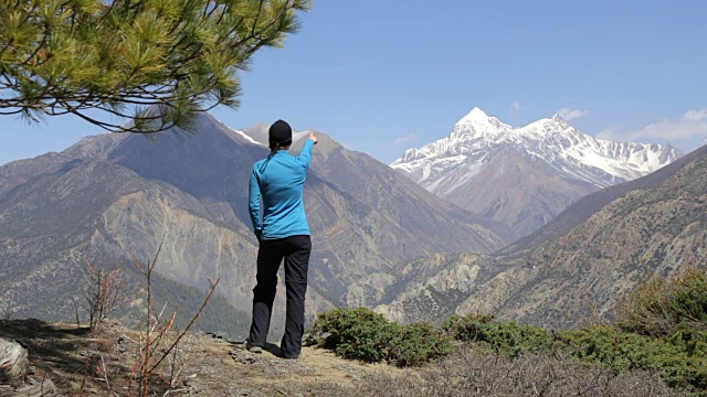 尼泊尔Annapurna徒步旅行的女性徒步旅行者