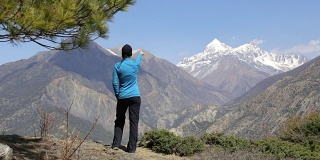 尼泊尔Annapurna徒步旅行的女性徒步旅行者