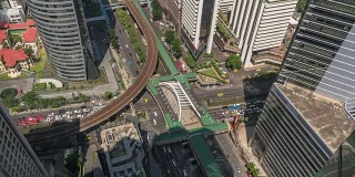 人们在人行天桥上行走，在Chongnonsi天桥上与曼谷地标空中列车车流