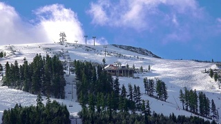 滑雪缆车带人们去保加利亚班斯科的世界杯滑雪坡顶-自然和运动背景，4k视频素材模板下载