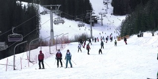 在班斯科世界杯滑雪中心度假胜地的冬季滑雪人群