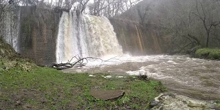 春雪融化后的瀑布有洪水。慢镜头平移库存素材