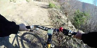 4k:山地车下坡-股票视频。山地自行车从骑士的POV