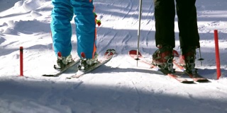 滑雪者在滑雪缆车上的低角度
