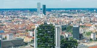 从空中俯瞰米兰的现代高楼大厦和加里波第火车站在商业区的时光流逝