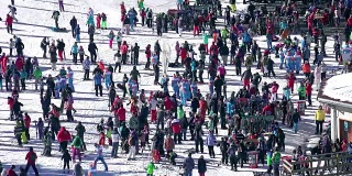 班斯科世界杯滑雪胜地的人群，4k