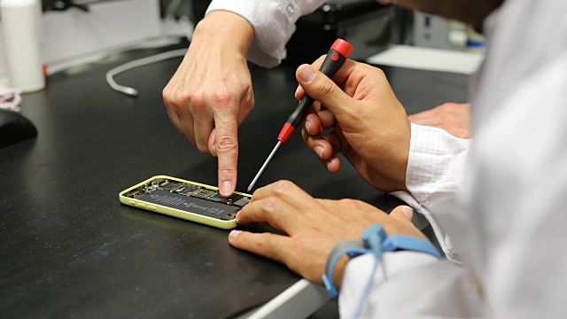 修理智能手机的工程师裁剪的手