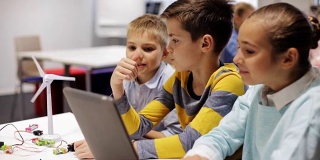 孩子们在机器人学校用平板电脑编程