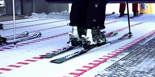 保加利亚班斯科滑雪缆车装载跑道上的滑雪者，4k低角度