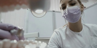 牙医用钻孔机治疗牙齿