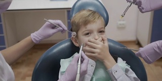 小男孩害怕牙医工具