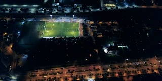 足球场在夜间鸟瞰图