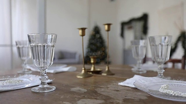 圣诞树和摆好的桌子