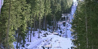 在班斯科的冬季高山滑雪胜地，滑雪缆车带着滑雪者在斜坡上滑雪