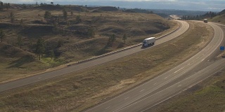 天线:在山路上运送货物的货运拖车