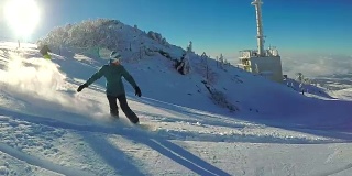 慢动作:在有趣的冬日里，山上免费滑雪，新鲜的粉末雪