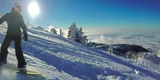 慢动作滑雪女孩骑下雪山斜坡在阳光明媚的早晨
