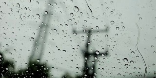 雨后在车里从玻璃上滴下的水滴