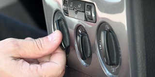 手动调节汽车的气候控制按钮