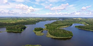 鸟瞰图绿色岛屿和云在夏天阳光明媚的早晨。波兰的马苏里安湖区。从上面看世界奇观。