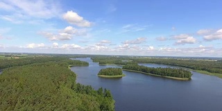 鸟瞰图绿色岛屿和云在夏天阳光明媚的早晨。波兰的马苏里安湖区。从上面看世界奇观。