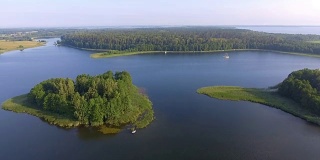 鸟瞰图绿色岛屿和云在夏天阳光明媚的早晨。波兰的马苏里安湖区。从上面看世界奇观。