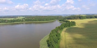 鸟瞰图绿色岛屿和云在夏天阳光明媚的早晨。波兰的马苏里安湖区。从上面看世界奇观。