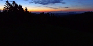 日落。波兰山脉日落的鸟瞰图。红色的天空。从以上观点。