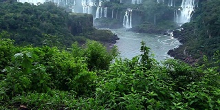 伊瓜苏瀑布，世界上最大的瀑布系列，从巴西一侧观看。