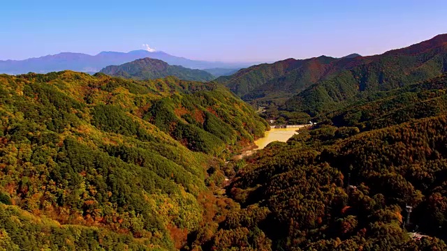 空中水坝湖泊和秋叶