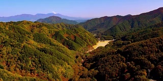 空中水坝湖泊和秋叶