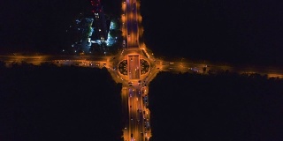 美丽的夜景无人机鹰眼拍摄的交通环岛交通圈