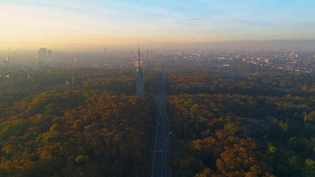 这是一个有空气污染问题的秋季城市上空的静态无人机鸟瞰图