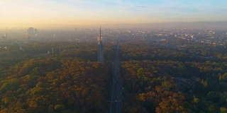 这是一个有空气污染问题的秋季城市上空的静态无人机鸟瞰图