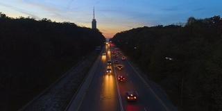 夜间城市交通的静止鸟瞰图