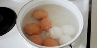 鸡蛋放入锅中沸水中